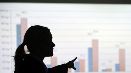 Diskussion um Frauenquote       -  Diskussion um die Quote: In Führungsetagen arbeiten nur wenige Frauen, in anderen Branchen - etwa dem Pflegebereich - beträgt der Frauenanteil satte 86 Prozent. Foto: Tobias Kleinschmidt