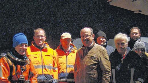 Nach dem Tauchgang mit Feuerwehr, Kläranlagenmitarbeitern und Bürgermeister Richard Köth.