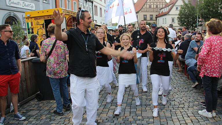 Ein Stadtfest mit zwei ganz unterschiedlichen Tagen gibt es am 20. und 21. August. Mit von der Partie ist auch die Sambagruppe 'Bateria Caliente' aus Hofheim, im Bild bei ihrem Auftritt auf dem Marktplatz im Jahr 2019.