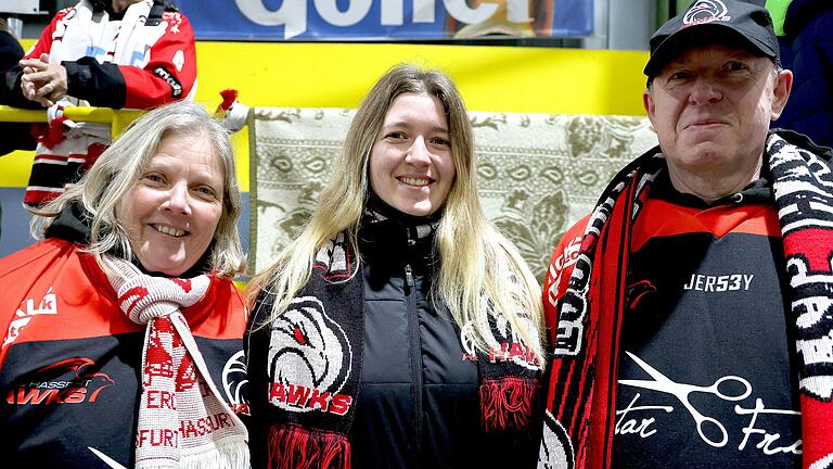 Die drei Schalks: (von links) Mutter Susanne, Tochter Jenny und Vater Peter sind wohl die treuesten Fans der Haßfurter Hawks. Nicht nur bei den Heimspielen feuern sie die Mannschaft an. Auch bei nahezu allen Auswärtspartien des Eishockeylandesligisten sind sie dabei.