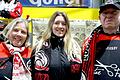 Die drei Schalks: (von links) Mutter Susanne, Tochter Jenny und Vater Peter sind wohl die treuesten Fans der Haßfurter Hawks. Nicht nur bei den Heimspielen feuern sie die Mannschaft an. Auch bei nahezu allen Auswärtspartien des Eishockeylandesligisten sind sie dabei.