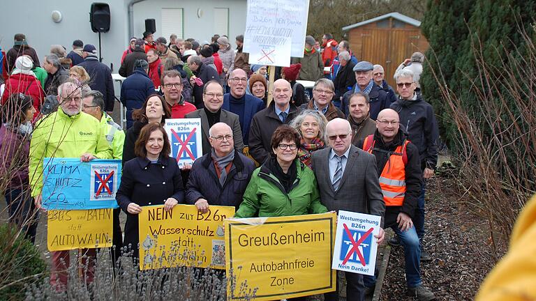 Eine Sternwanderung veranstaltete der&nbsp;Verein 'Bürger und Kommunen gegen die Westumgehung Würzburg/B26n' in Kooperation mit den Mitgliedsgemeinden im Würzburger Westen, mit Bürgermeistern der Gemeinde und Landrat Nuß im Vordergrund.