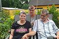 Ein Bild aus Sommertagen: Julia, Brunhilde und Ernst Hergenhan vereint in ihrem Garten in Mittelstreu (Lkr. Rhön-Grabfeld). In den vergangenen Wochen war ein Zusammentreffen der Familie nicht möglich, weil es im Wohnheim der Lebenshilfe, in dem Tochter Julia lebt, zu einem massiven Corona-Ausbruch gekommen war.