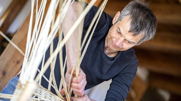 Stefan Rippstein in der Werkstatt: Ein Zopfsessel aus geschälter weißer Weide erfordert neben handwerklicher Erfahrung auch Kraft.