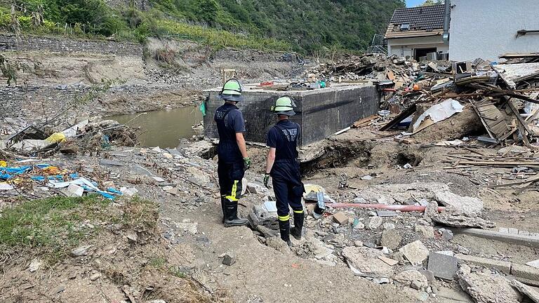 Während am Ortseingang von Altenahr die Häuser zerstört sind und wenn überhaupt, nur noch Ruinen übrig geblieben sind, sind im Ortskern oberhalb der Brücke immerhin die Grundmauern erhalten geblieben.