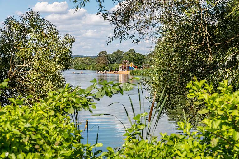 Traumhaft eingebettet in ursprüngliche Natur und herrlich klares Wasser: der Schweinfurter Baggersee. Wer möchte kann es sich hier vor oder nach der Tour gut gehen lassen. Bänke, Einkehrmöglichkeit, Spielplatz, Tretboote, Bademöglichkeit, Duschen - alles vorhanden. Traumhaft eingebettet in ursprüngliche Natur und herrlich klares Wasser: der Schweinfurter Baggersee. Wer möchte kann es sich hier vor oder nach der Tour gut gehen lassen. Bänke, Einkehrmöglichkeit, Spielplatz, Tretboote, Bademöglichkeit, Duschen - alles vorhanden.