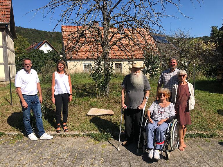 Ödland in Fakbrikschleichach: ein sanctuarium von herman de vries wurde seiner Bestimmung übergeben. Im Bild von links nach rechts: Bürgermeister Matthias Bäuerlein (FW), Ulla Schmitt, herman de vries, susanne jacob de vries, Ulrich Mergner, Ellen Schindler.