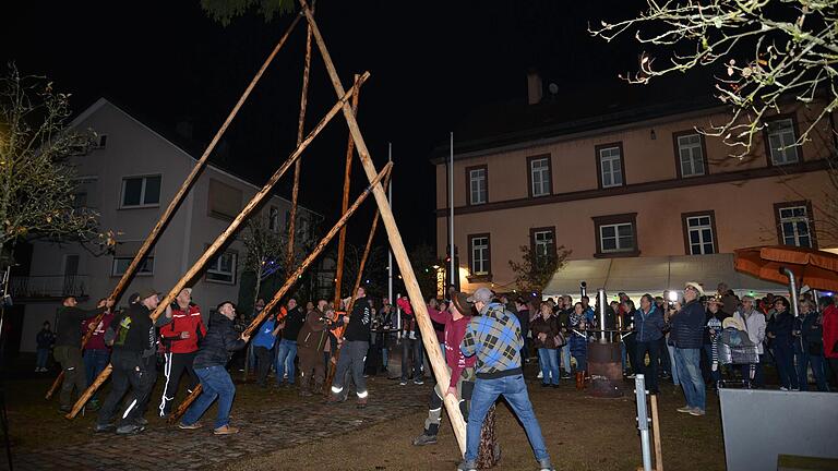 In Partenstein stellten 14 Mann den 13,5 Meter hohen Kirbbaum am Dorfplatz auf.