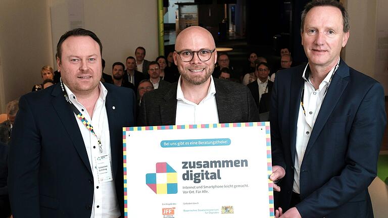 Im Rahmen des Förderprojekts „Zusammen digital“ überreichte Bayerns Digitalminister Fabian Mehring (Mitte)  die Auszeichnung an die Stadt Eltmann mit Bürgermeister Michael Ziegler (rechts) und Sebastian Schilling, dem Projektbeauftragten der Stadt Eltmann.