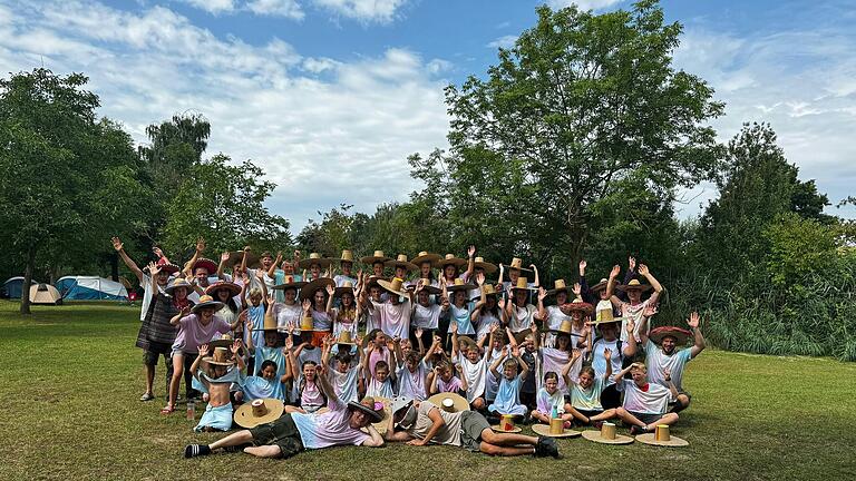 Auf dem Foto zehn Jugendleiter und 48 Kinder, die am Zeltlager Wonfurt teilnahmen.