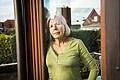 Eine Seniorin blickt aus dem Fenster.jpeg       -  Mehr Geld für Rentnerinnen: Mütter bekommen künftig mehr Geld.