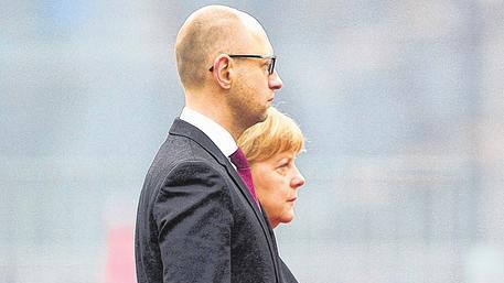 Empfang: Der ukrainische Ministerpräsident Jazenjuk und Kanzlerin Merkel in Berlin.