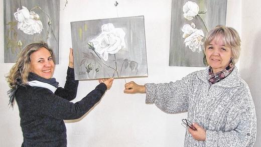 Blumen des Frühlings: Elisabeth Versl-Waag (links) präsentiert Ölgemälde, die bei der Kunstausstellung zum Frühlingsmarkt in Wiesentheid im historischen Pfarrhaus zu sehen sind. Gerdi Glanzner bereichert die Ausstellung mit Goldschmiedearbeiten. Blumen des Frühlings: Elisabeth Versl-Waag (links) präsentiert Ölgemälde, die bei der Kunstausstellung zum Frühlingsmarkt in Wiesentheid im historischen Pfarrhaus zu sehen sind. Gerdi Glanzner bereichert die Ausstellung mit Goldschmiedearbeiten.