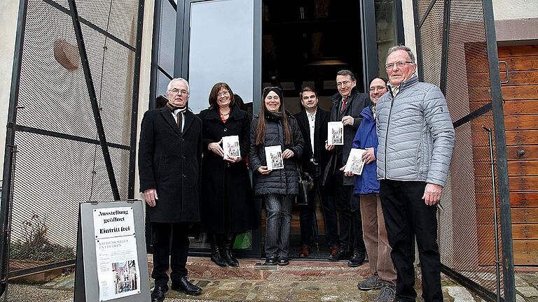 Kulturelles Erbe in gebundener Form eines Denkmalsführers in Händen halten(von links): Mit-Initiator Edgar Schäffer, stellvertretende Landrätin Karen Heußner, Kreisheimatpflegerin Anna Adelmann, WeinKulturGaden-Vorsitzender Heiko Paeth, Hans-Christof Haas vom Bayerischen Landesamt für Denkmalpflege, sowie die Mit-Initiatoren Michael Junginger und Max Wolf.