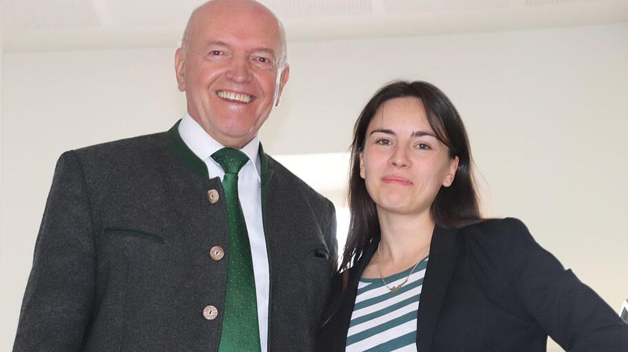 Naturpark-Vorsitzender Landrat Thomas Habermann begrüßte die Rhöner Wanderwege-Koordinatorin Larissa Renninger.  Foto: Thomas Pfeuffer       -  Naturpark-Vorsitzender Landrat Thomas Habermann begrüßte die Rhöner Wanderwege-Koordinatorin Larissa Renninger.  Foto: Thomas Pfeuffer