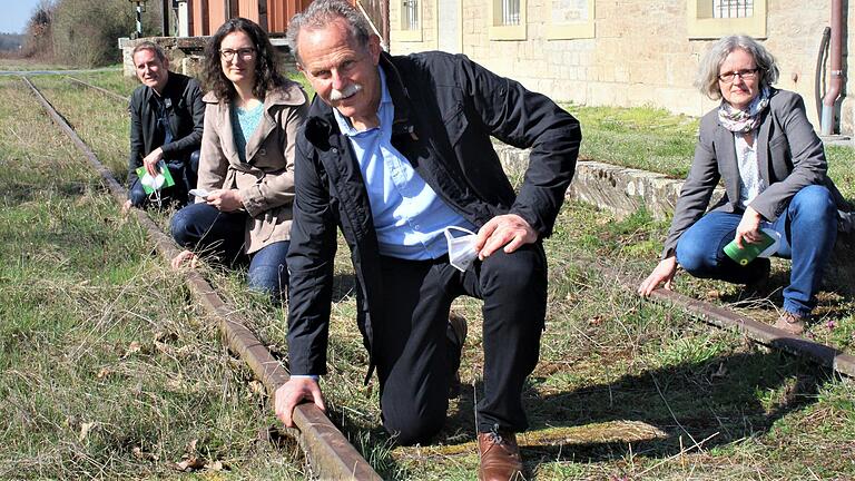 Der Grünen-Landtagsabgeordnete Paul Knoblach (vorne) will an der Steigerwaldbahn festhalten und zweifelt das negative Gutachten zum Fahrgast-Potenzial an. Damit zieht er die Kritik von Bürgermeistern der Anrainergemeinden auf sich.