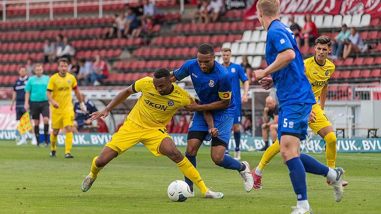 Kampf um den Ball: Kickers-Angreifer Saliou Sané (vorne links)&nbsp; streitet mit dem Frankfurter Abwehrmann Noah Awassi um das Spielgerät.