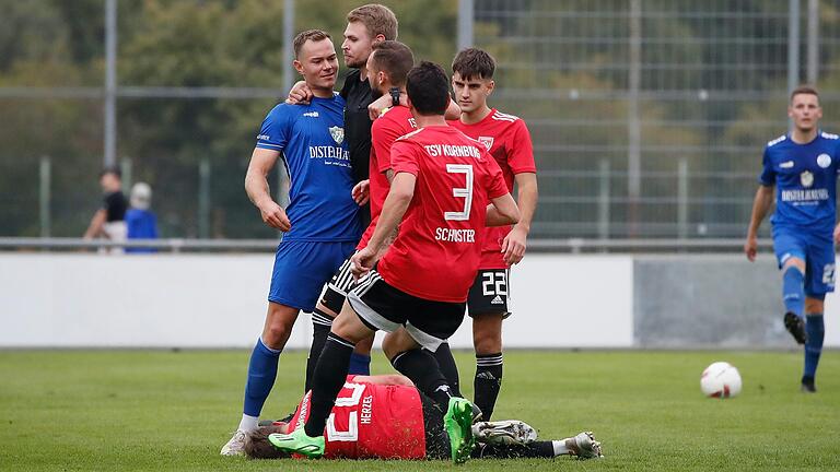 Rudelbildung auf der Sepp-Endres-Sportanlage: Referee Yannick Eberhardt (Zweiter von links) hält den Würzburger Marc Hänschke (links) und den Kornburger Maximilian Zischler (Dritter von links) auseinander. Daneben die Kornburger Andreas Schuster (Nummer 3), Nicolai Oppelt und Stanislaus Herzel (am Boden). Rudelbildung auf der Sepp-Endres-Sportanlage: Referee Yannick Eberhardt (Zweiter von links) hält den Würzburger Marc Hänschke (links) und den Kornburger Maximilian Zischler (Dritter von links) auseinander. Daneben die Kornburger Andreas Schuster (Nummer 3), Nicolai Oppelt und Stanislaus Herzel (am Boden).