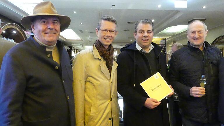 Der Vater des Ladenbesitzers, Gabriele Tonin (von links), OB Sebastian Remelé, der neue Ladenbesitzer Marco Tonin und der Hausbesitzer Günther Karrer bei der Eröffnungsfeier des Eiscafé Bassanese.