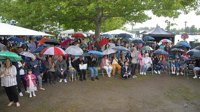 Schirme dominierten heuer das Bild beim Nachbarschaftsfest abseits der Bühne.