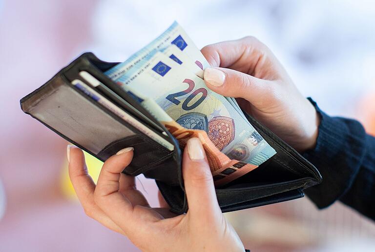 Im Fundbüro der WVV werden Portemonnaies beinahe täglich abgegeben - teilweise mit viel Bargeld. (Symbolbild)