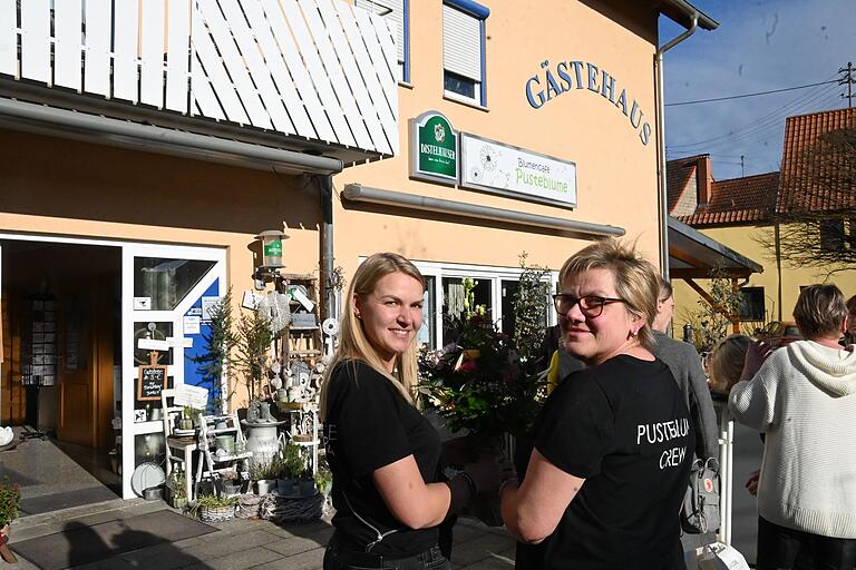 Christina Reinhard (links) und ihre Mutter Anneliese freuen sich über das 10-jährige Jubiläum des Blumencafés Pusteblume in Unterwittighausen. Christina Reinhard (links) und ihre Mutter Anneliese freuen sich über das 10-jährige Jubiläum des Blumencafés Pusteblume in Unterwittighausen.
