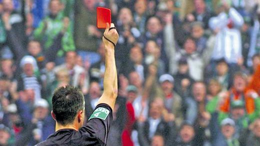 Rote Karte für Entgleisungen: Weil Fußball-Schiedsrichter häufig beschimpft oder bedroht werden, wollen immer weniger junge Leute zum Regelhüter werden. Auch in der Region Mainfranken fehlen viele Unparteiische.