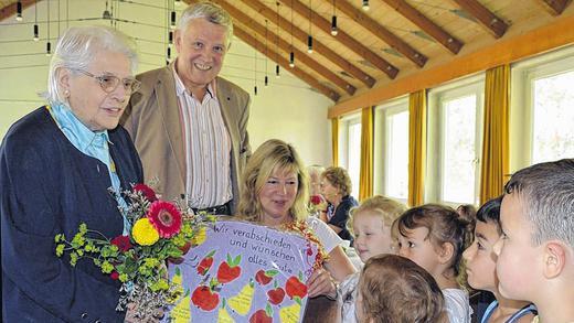 Abschied: 33 Jahre hat Dorothea Schneider (links) die Selbsthilfegruppe Krebsnachsorge geleitet. Dafür dankten ihr Dekan i. R. Gerhard Hausmann, Anne Zeisner und die Arche-Noah-Kindergartenkinder.