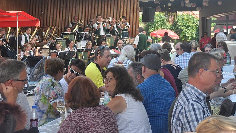 Zur Freude der Gäste spielten die Waigolshäuser Musikanten am Sonntagnachmittag flotte fränkische Weisen. Foto: Rainer Weis