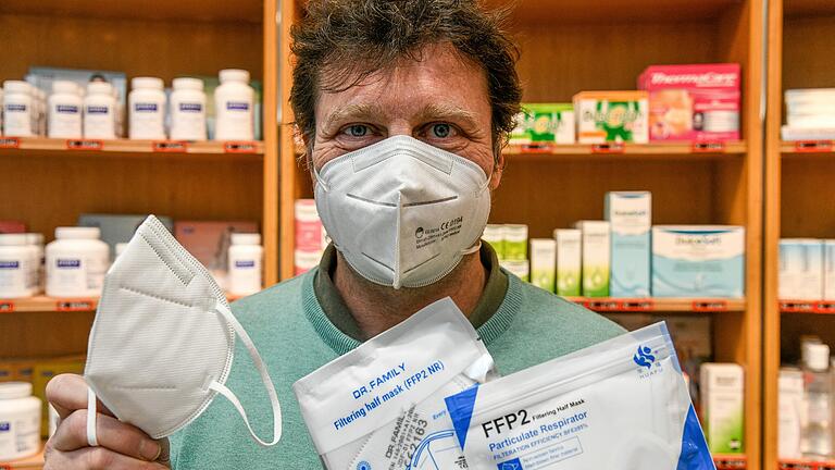 Wolfgang Schiedermair ist der Sprecher des Bayerischen Apothekerverbands für Würzburg. Besonders stark nachgefragten Produkten wie FFP2-Masken jagt er auch mal auf unkonventionellen Wegen nach.&nbsp;