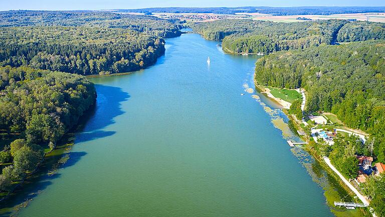 Der Ellertshäuser See wird abgelassen. Der Schieber ist geöffnet. In sechs bis acht Wochen soll das Wasser abgelaufen sein.