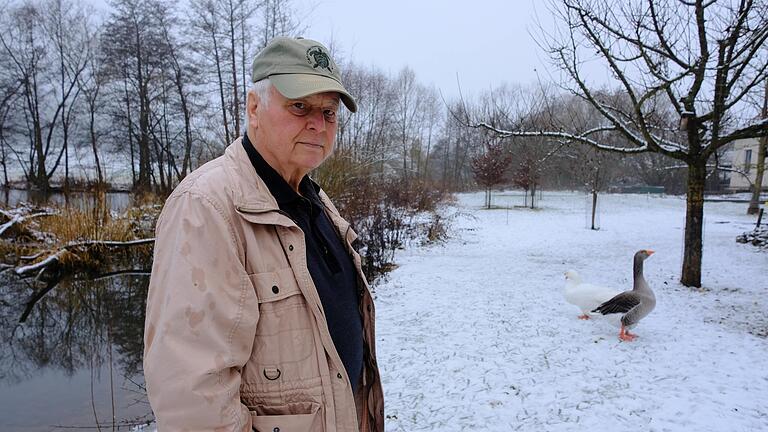 Bernd Ullrich und seine Inselgänse. Von neun Tieren, die auf einer Streu-Insel auf seinem Grundstück leben, sind sieben an der Vogelgrippe gestorben, nur noch zwei Gänse sind ihm geblieben. Die Tiere gelten jedoch offiziell als verwildert, deshalb wird der Fall im Rahmen des Wildvogel-Monitorings erfasst.&nbsp;&nbsp;