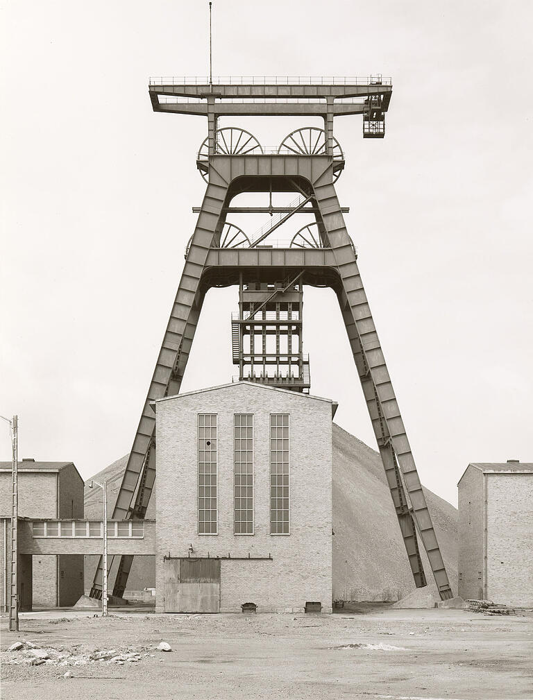 Bernd und Hilla Becher: 'Förderturm, Fosse Noeux no. 13', Frankreich, 1972.