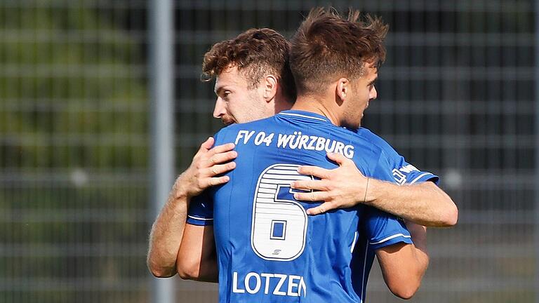 Moritz Lotzen (vorne) und Lukas Illig beim gemeinsamen Jubel. Die beiden Mittelfeld-Antreiber des FV 04 Würzburg fallen auch beim Spiel in Großbardorf verletzt aus.