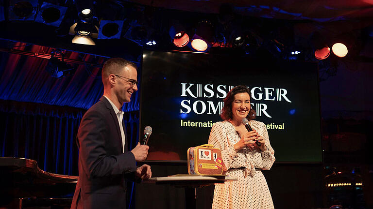 In Berlin bei der Vorstellung des neuen Kissinger-Sommer-Programms: Intendant Alexander Steinbeis und Kuratoriumsvorsitzende Dorothee Bär - In Berlin bei der Vorstellung des neuen Kissinger-Sommer-Programms: Intendant Alexander Steinbeis und Kuratoriumsvorsitzende Dorothee Bär. Sie hat ihm einen 'Koffer aus Berlin' geschenkt. In Berlin bei der Vorstellung des neuen Kissinger-Sommer-Programms: Intendant Alexander Steinbeis und Kuratoriumsvorsitzende Dorothee Bär - In Berlin bei der Vorstellung des neuen Kissinger-Sommer-Programms: Intendant Alexander Steinbeis und Kuratoriumsvorsitzende Dorothee Bär. Sie hat ihm einen 'Koffer aus Berlin' geschenkt.