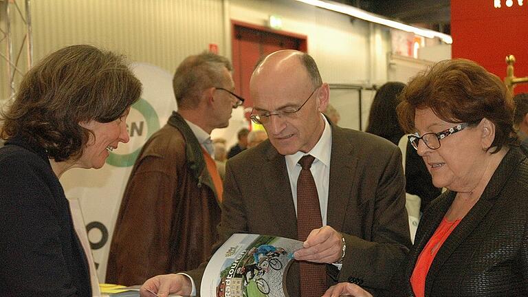 Prominenter Gast am Stand des Tourismusverbandes Haßberge: Landtagspräsidentin Barbara Stamm (rechts) ließ sich von Landrat Wilhelm Schneider und Geschäftsführerin Susanne Volkheimer über Freizeitaktivitäten informieren.