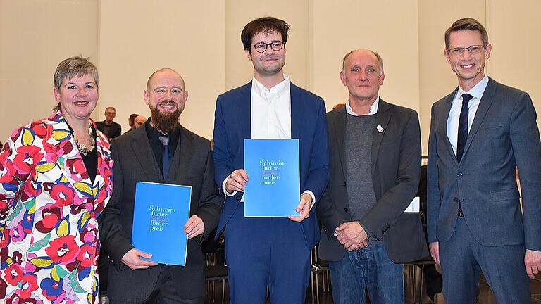 Der Kunstförderpreis 2020 der Stadt Schweinfurt wurde von Oberbürgermeister Sebastian Remelé (rechts) an die beiden Preisträger Robert Weissenbacher und Daniel Asadi Faezi (Zweiter und Dritter von links) übergeben. Darüber freuten sich auch die beiden Laudatoren des Abends, Andrea Brandl (Kunsthalle) und Jürgen Dahlke (Disharmonie). Der Kunstförderpreis 2020 der Stadt Schweinfurt wurde von Oberbürgermeister Sebastian Remelé (rechts) an die beiden Preisträger Robert Weissenbacher und Daniel Asadi Faezi (Zweiter und Dritter von links) übergeben. Darüber freuten sich auch die beiden Laudatoren des Abends, Andrea Brandl (Kunsthalle) und Jürgen Dahlke (Disharmonie).