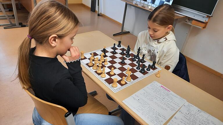 Leonie Rimane und Anna Rützel spielen eine Partie Schach. Leonie Rimane und Anna Rützel spielen eine Partie Schach.