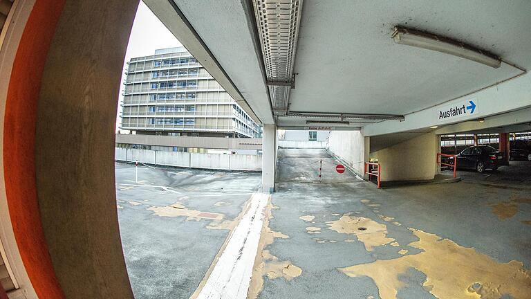 Das Parkhaus am Leopoldina-Krankenhaus in Schweinfurt ist teilweise marode, einige Parkdecks gesperrt. Wann es abgerissen und neu gebaut wird, ist weiterhin offen.
