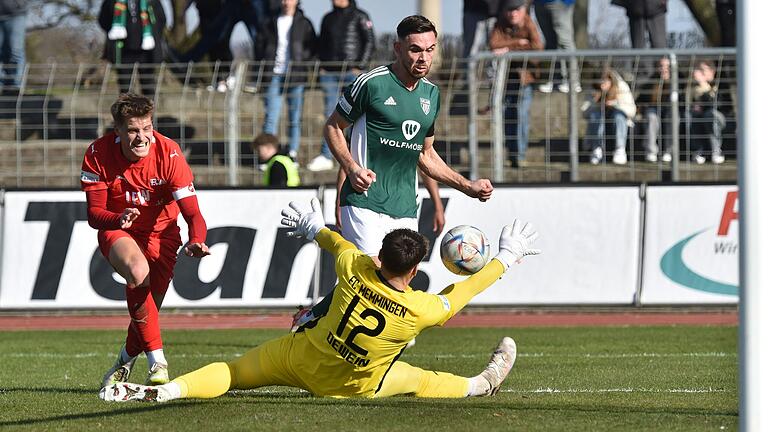 Schweinfurts Topstürmer Severo Sturm (Mitte) traf gegen den FC Memmingen (vorne Keeper Dominik Dewein, links Lukas Rietzler) zum 1:2 Anschusstor. Schweinfurts Topstürmer Severo Sturm (Mitte) traf gegen den FC Memmingen (vorne Keeper Dominik Dewein, links Lukas Rietzler) zum 1:2 Anschusstor.