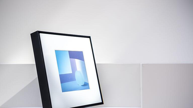 Samsung Music Frame       -  Samsungs Music Frame sieht wie ein Bilderrahmen aus, und man kann ihn ins Regal stellen oder an die Wand hängen.