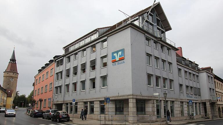 Die Zentrale der VR Bank in der Kitzinger Luitpoldstraße. Die Zentrale der VR Bank in der Kitzinger Luitpoldstraße.