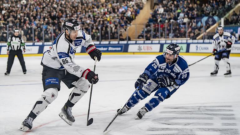 Straubing Tigers - HC Fribourg-Gottéron       -  Fribourgs Julien Sprunger (l) kämpft um den Puck gegen Straubings Justin Scott.