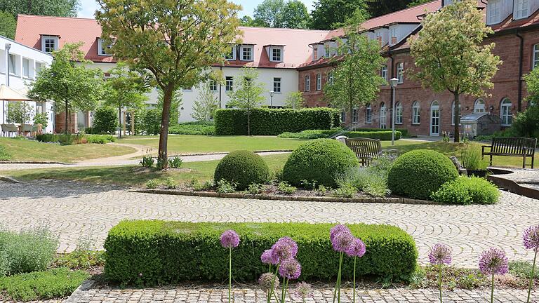 Ein Blick in den Innenhof des Benediktushofs in Holzkirchen.