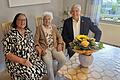 Die Jubilarin Maria Heidinger (Mitte) gemeinsam mit Bürgermeister Joachim Markert und ihrer Tochter Sonja Himmel.