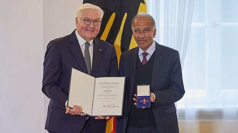 Der Bundespräsident verleiht Verdienstorden       -  Bundespräsident Frank-Walter Steinmeier verleiht im Oktober 2023  Mojib Latif den Verdienstorden zum Tag der Deutschen Einheit. (Archivbild)