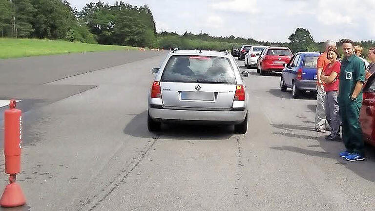 Übungen wie Slalomfahren vorwärts und rückwärts, Bremsübungen auf trockener, nasser und glatter Fahrbahn standen auf dem Programm des Fahrtrainings für Senioren bei der Verkehrswacht. Foto: Verkehrswacht Bad Kissingen/Archiv - Übungen wie Slalomfahren vorwärts und rückwärts, Bremsübungen auf trockener, nasser und glatter Fahrbahn standen auf dem Programm des Fahrtrainings für Senioren bei der Verkehrswacht. Foto: Verkehrswacht Bad Kissingen/Archiv Übungen wie Slalomfahren vorwärts und rückwärts, Bremsübungen auf trockener, nasser und glatter Fahrbahn standen auf dem Programm des Fahrtrainings für Senioren bei der Verkehrswacht. Foto: Verkehrswacht Bad Kissingen/Archiv - Übungen wie Slalomfahren vorwärts und rückwärts, Bremsübungen auf trockener, nasser und glatter Fahrbahn standen auf dem Programm des Fahrtrainings für Senioren bei der Verkehrswacht. Foto: Verkehrswacht Bad Kissingen/Archiv