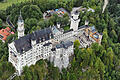 Schloss Neuschwanstein       -  ARCHIV - Besuchergruppen stehen im Innenhof von Schloss Neuschwanstein nahe dem schwäbischen Füssen am 07.09.2010. Die Königsschlösser im kleinen Ort Hohenschwangau im Ostallgäu locken jedes Jahr Millionen Besucher an.