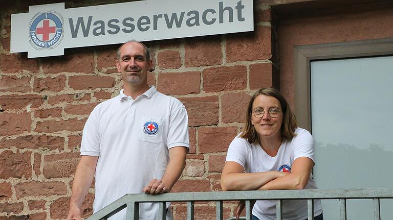 Wer im Main badet, solle einiges wissen und beachten: Sagen Marc Rechenberg (Vorsitzender) und&nbsp; Stefanie Glaser (zweite Stellvertreterin) von der Wasserwacht Marktheidenfeld.&nbsp;