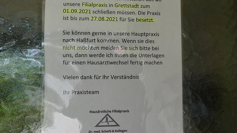 Dieses Papier hängt an der Eingangstür zur Praxis und informiert die Patienten über den Zeitplan der Schließung. Dieses Papier hängt an der Eingangstür zur Praxis und informiert die Patienten über den Zeitplan der Schließung. 